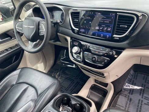 Used 2023 Chrysler Pacifica Touring-L FWD image 27