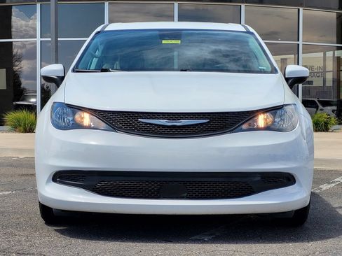 Used 2023 Chrysler Voyager LX FWD image 3