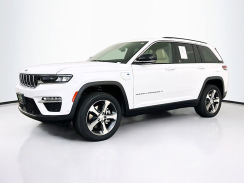 Used 2023 Jeep Grand Cherokee 4WD 4xe w/ Luxury Tech Group II image 3