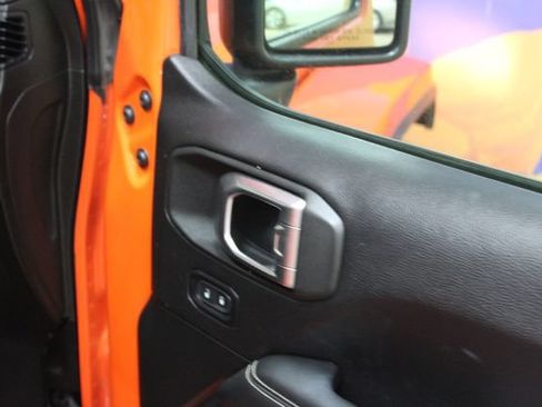 Used 2019 Jeep Wrangler Unlimited Sahara w/ Uconnect 4C Nav & Sound Group AWD/4WD image 11