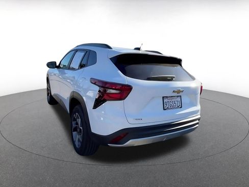 Used 2025 Chevrolet Trax LT w/ LT Convenience Package image 11