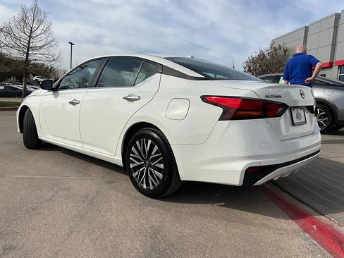 Used 2025 Nissan Altima 2.5 SV image 8