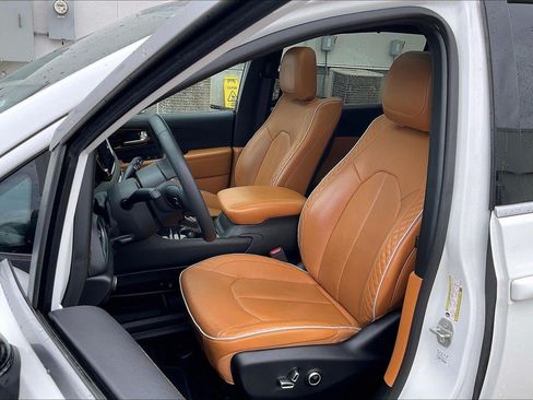 Used 2023 Chrysler Pacifica Pinnacle FWD image 23