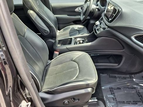Certified 2025 Chrysler Pacifica Limited FWD image 32