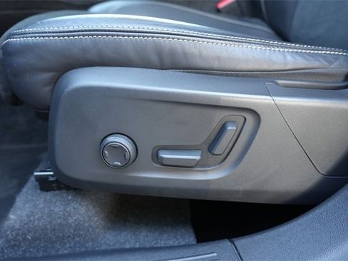 Used 2021 Volvo XC40 T5 R-Design image 19