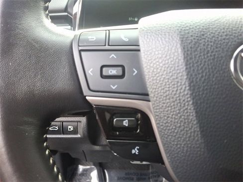 Used 2025 Toyota Camry SE image 19