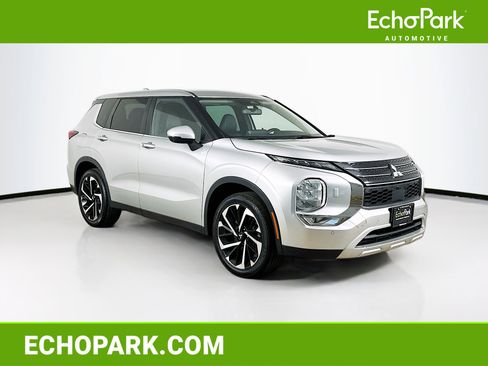 Used 2023 Mitsubishi Outlander SE image 1
