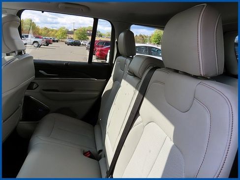 Certified 2022 Jeep Grand Cherokee Overland w/ Luxury Tech Group IV image 10