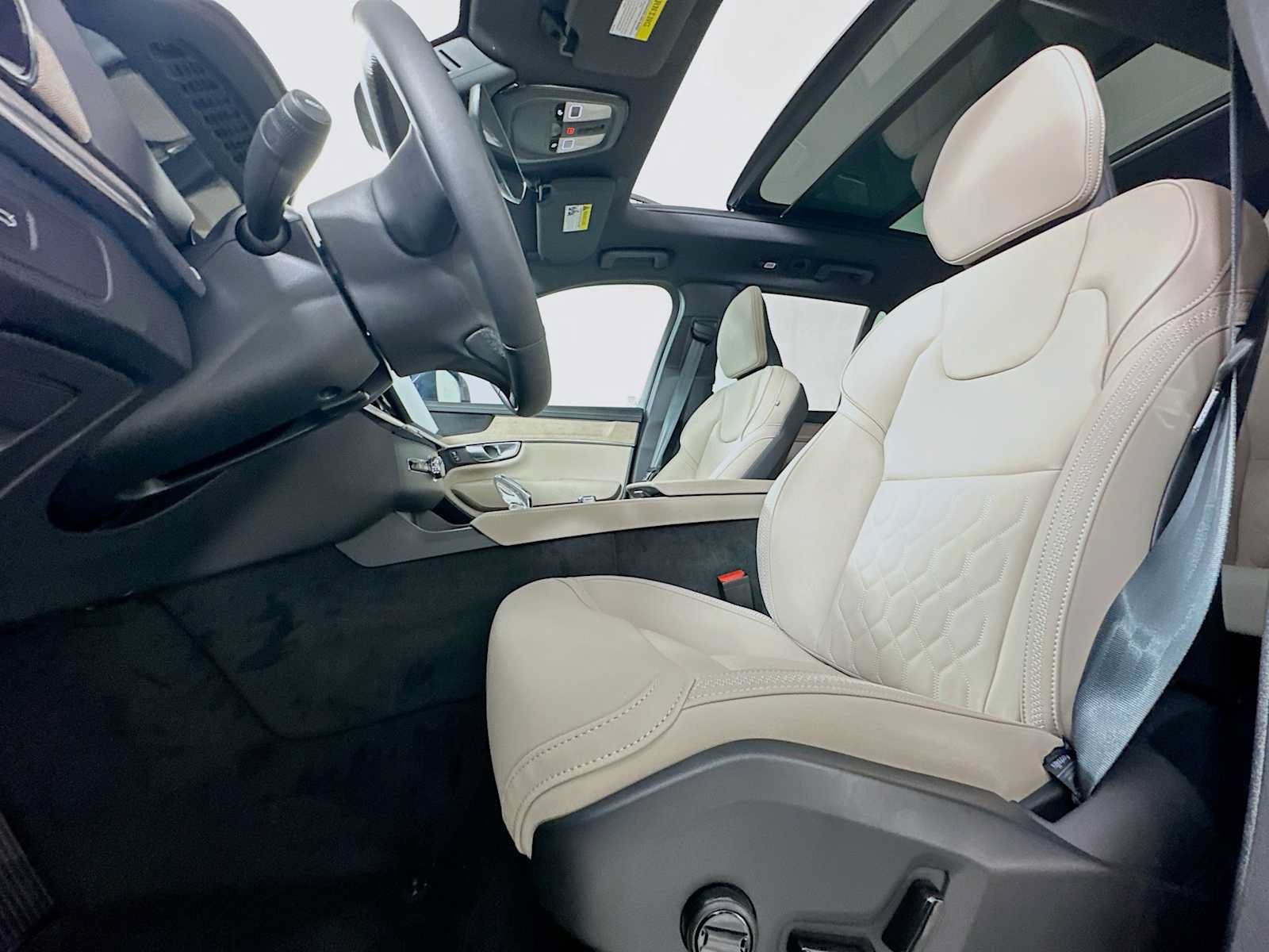 New 2026 Volvo XC90 B6 Plus w/ Protection Package Premier AWD/4WD image 18