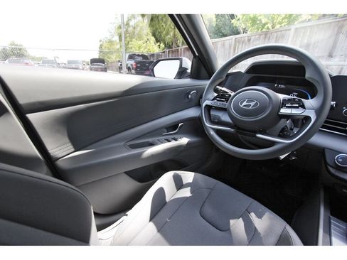 Certified 2026 Hyundai Elantra SE FWD image 9