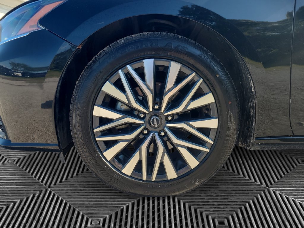 Used 2024 Nissan Altima 2.5 SV FWD image 14