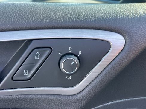 Used 2015 Volkswagen Golf S image 23