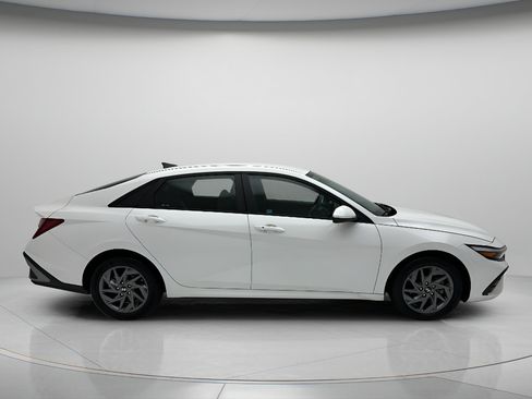 Used 2024 Hyundai Elantra SEL FWD image 4
