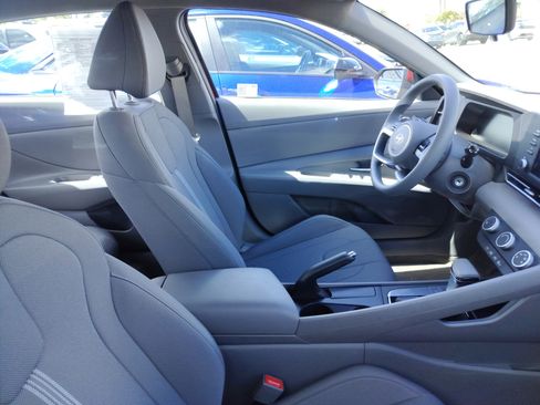 Used 2025 Hyundai Elantra SE image 10