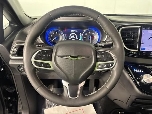 Used 2025 Chrysler Pacifica Select FWD image 3