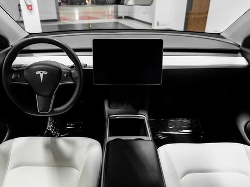 Used 2022 Tesla Model Y Long Range image 16