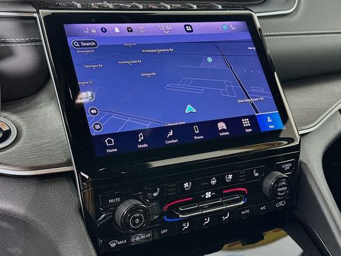 Certified 2025 Jeep Grand Cherokee L Limited w/ Luxury Tech Group II image 22