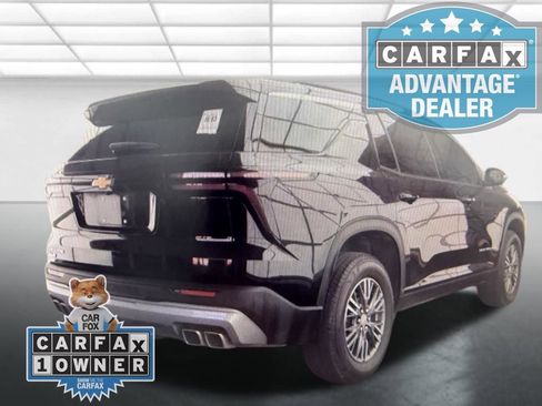 Used 2025 Chevrolet Traverse LT FWD image 2
