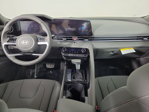 New 2025 Hyundai Elantra SEL image 4