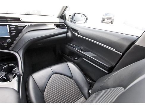 Used 2020 Toyota Camry SE FWD image 10