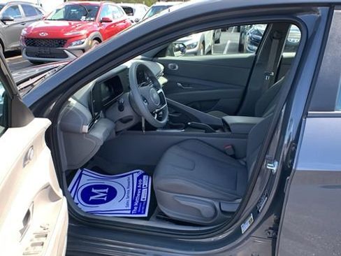 Used 2025 Hyundai Elantra SE FWD image 9
