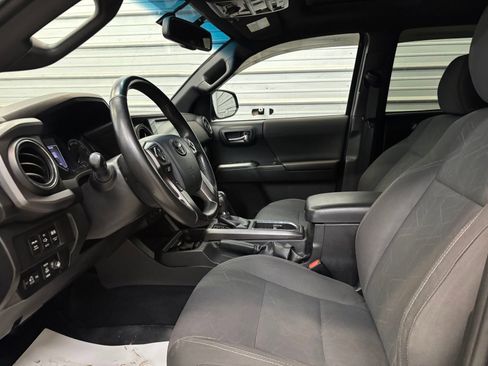 Used 2017 Toyota Tacoma TRD Off-Road image 8