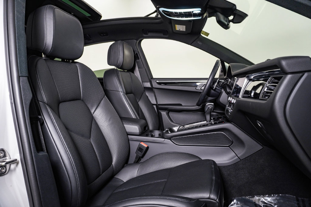 Certified 2026 Porsche Macan AWD/4WD image 16