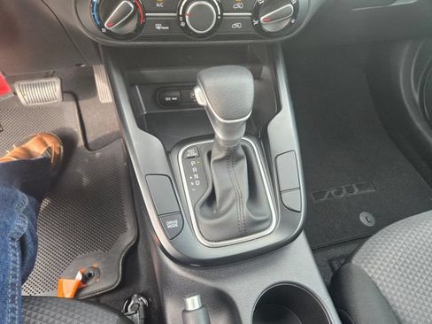 Used 2025 Kia Soul LX w/ LX Technology Package FWD image 11