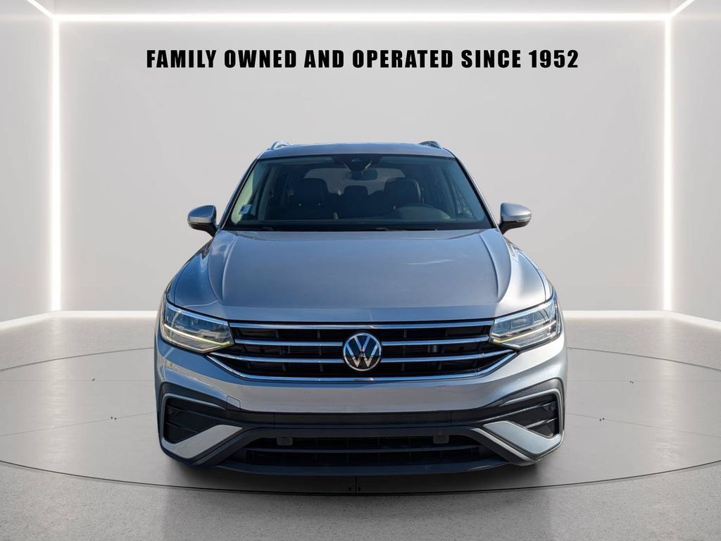 Certified 2023 Volkswagen Tiguan SE FWD image 6