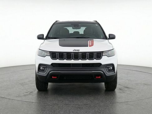 Used 2025 Jeep Compass Trailhawk image 2