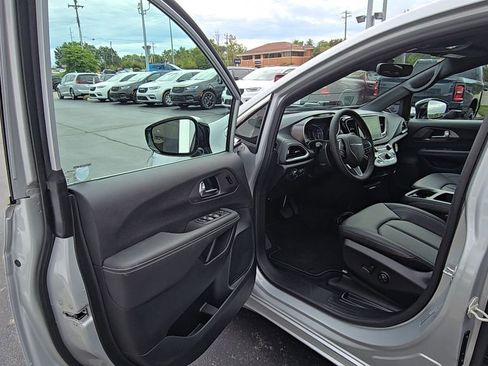 New 2026 Chrysler Pacifica Select image 14
