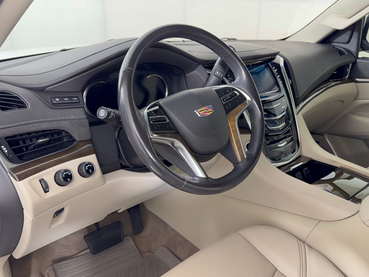 Used 2019 Cadillac Escalade ESV Premium Luxury AWD/4WD image 4