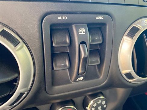 Used 2013 Jeep Wrangler Unlimited Sahara image 13