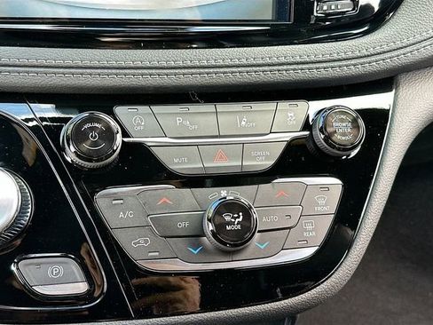 New 2026 Chrysler Pacifica Select image 16