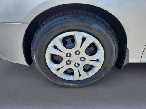 Used 2010 Hyundai Elantra GLS FWD image 9