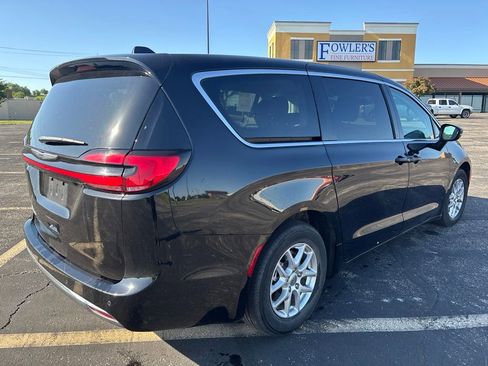 Used 2024 Chrysler Pacifica Touring-L FWD image 5