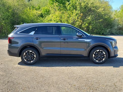 Used 2024 Kia Sorento S w/ Panoramic Sunroof Package FWD image 4