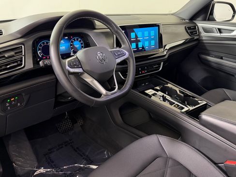 Used 2024 Volkswagen Atlas Cross Sport SE w/ Panoramic Sunroof Package FWD image 4