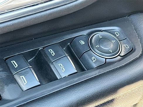 Used 2023 Chevrolet Suburban Premier image 17