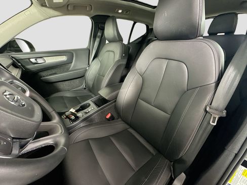 Certified 2025 Volvo XC40 B5 Core image 21