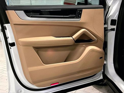 Certified 2025 Porsche Cayenne image 28