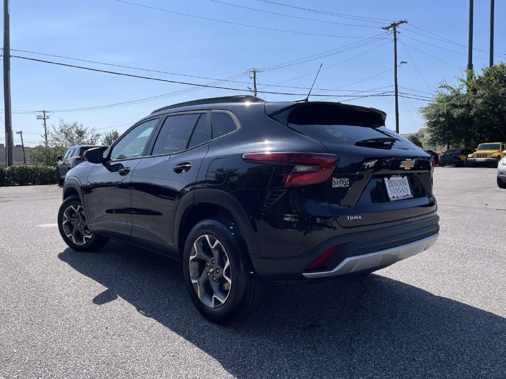 Used 2025 Chevrolet Trax LT w/ LT Convenience Package FWD image 5