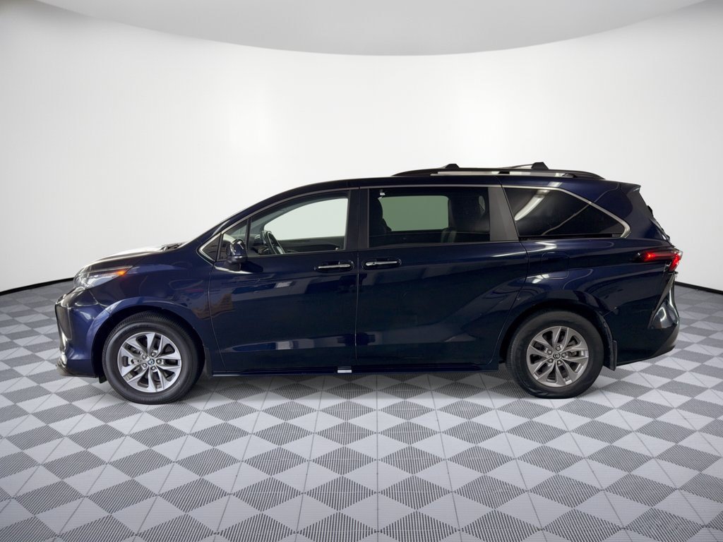 Used 2024 Toyota Sienna XLE FWD image 2