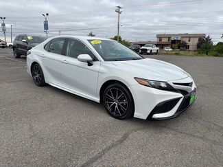 Used 2022 Toyota Camry SE image 1