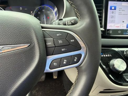 Used 2023 Chrysler Pacifica Touring-L FWD image 22