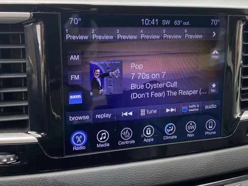 Used 2017 Chrysler Pacifica Touring-L image 16