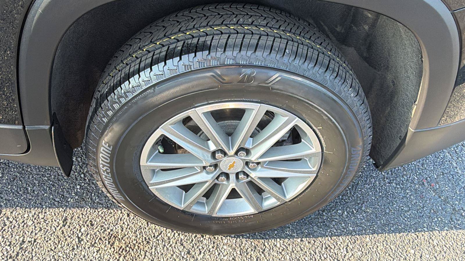 Used 2023 Chevrolet Traverse LT FWD image 12