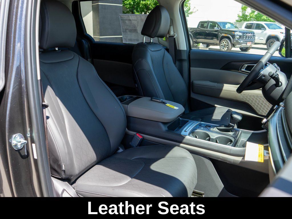 Used 2026 Kia Carnival FWD image 9