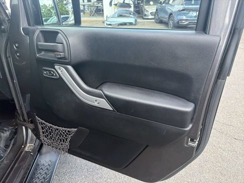 Used 2016 Jeep Wrangler Unlimited Sahara w/ Connectivity Group AWD/4WD image 14