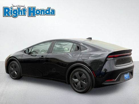 Used 2025 Toyota Prius LE FWD image 4